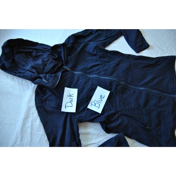 Lululemon Windbreaker with Hideaway Hoodie Size 10 Dark Blue - Picture 10 of 10